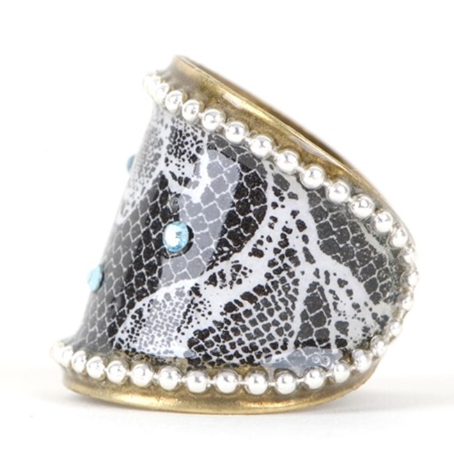 Classic ring blue crystal