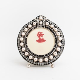 Round Photo Frame With Large Pearls