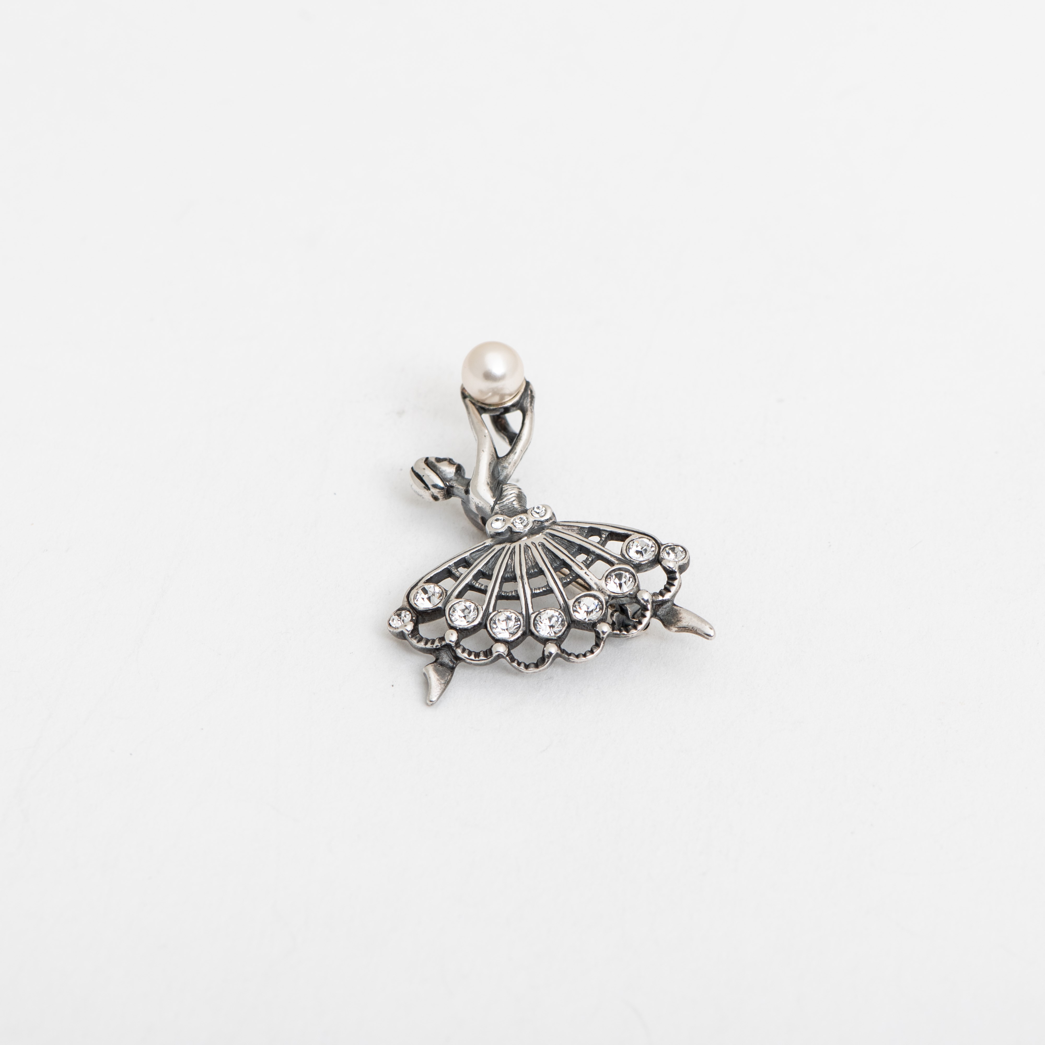 Penelope / Pendant with Pearl Brooch