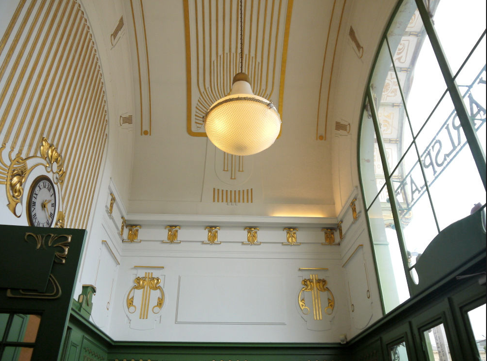 An authentic model in the hall of the Karlsplatz Stadtbahn station.