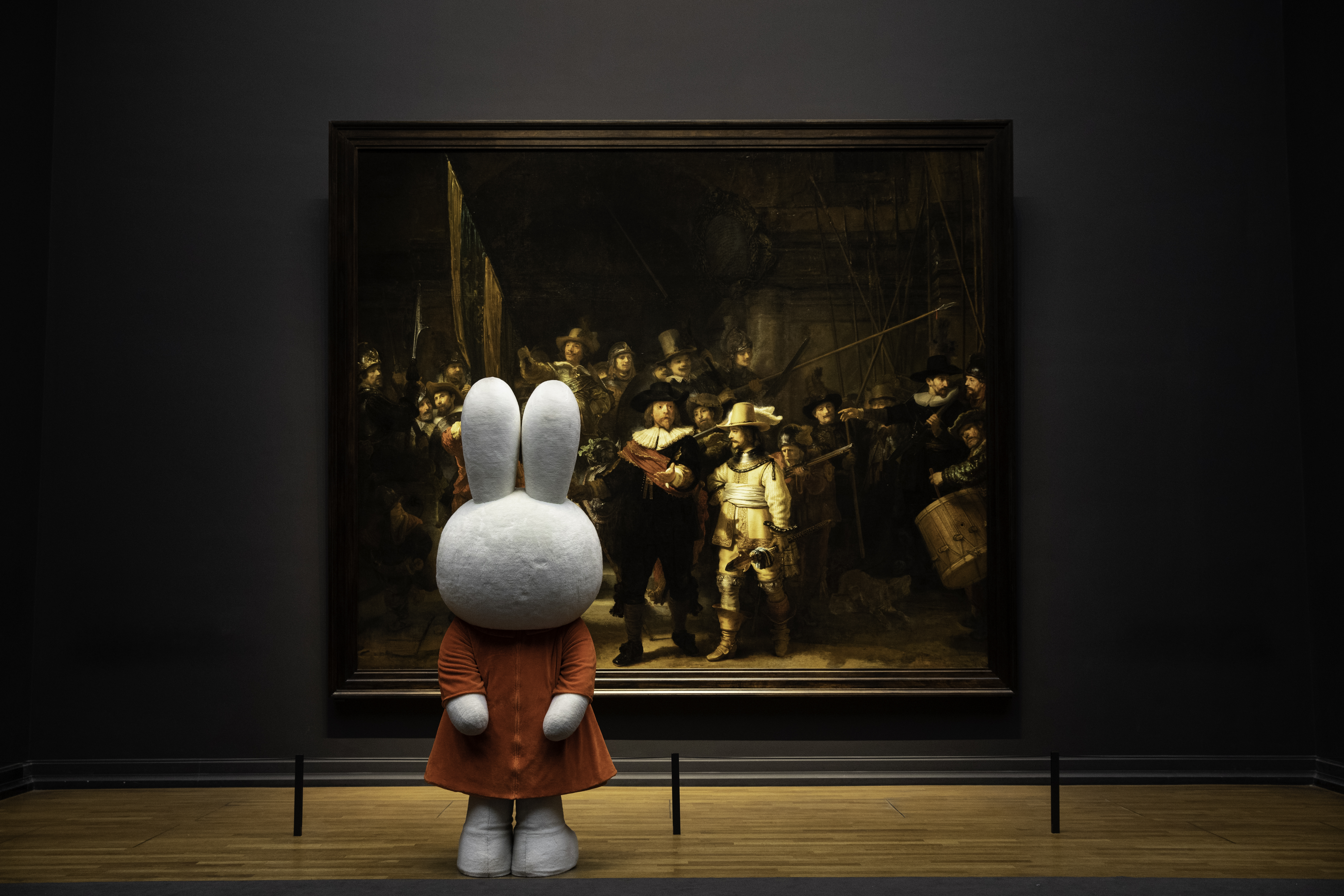 Miffy in front of the Night Watch. Photo: Nijntjes Newroom. Miffy in front of the Night Watch. Photo: Nijntjes Newroom.